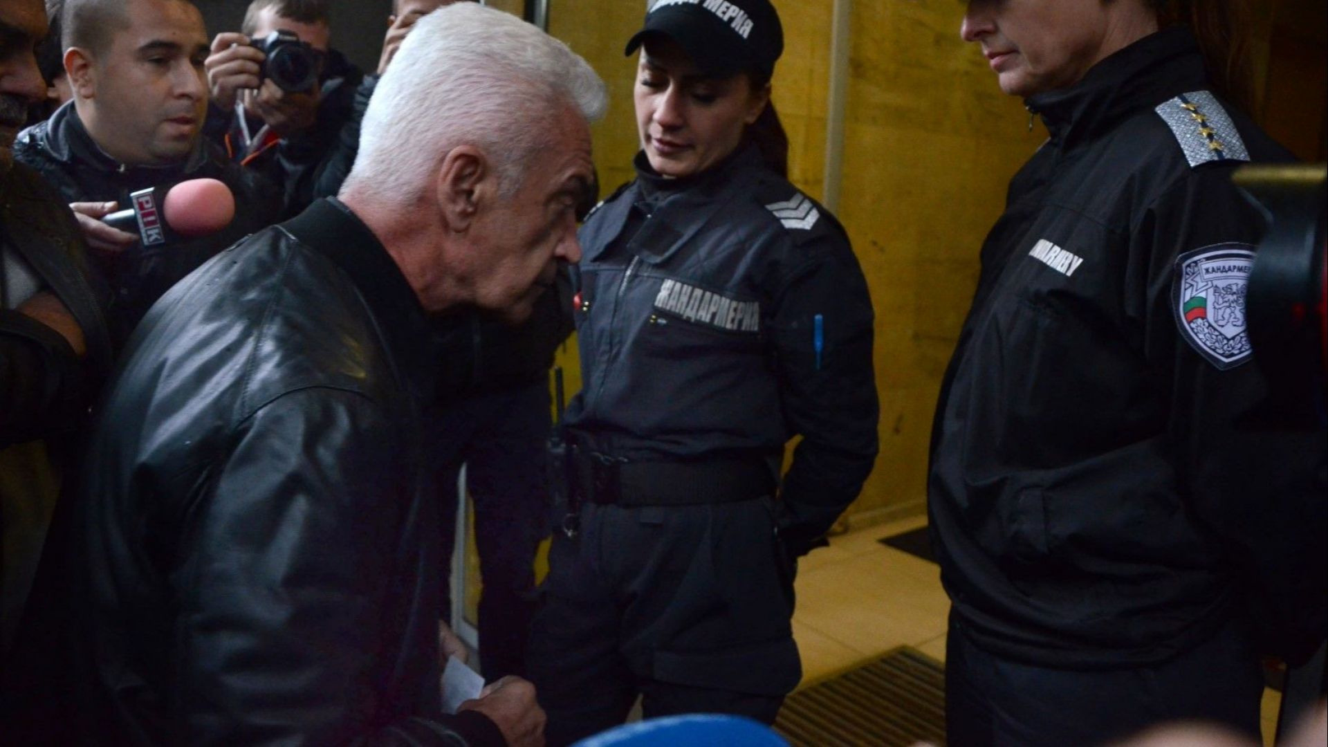 Симпатизанти на "Атака" и Волен Сидеров окупираха входа на БНТ