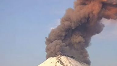 Вулканът Попокатепетъл зрелищно изгригна (видео)
