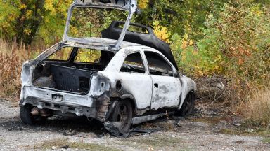 Опожарена кола бе открита край София след банковия обир (снимки)
