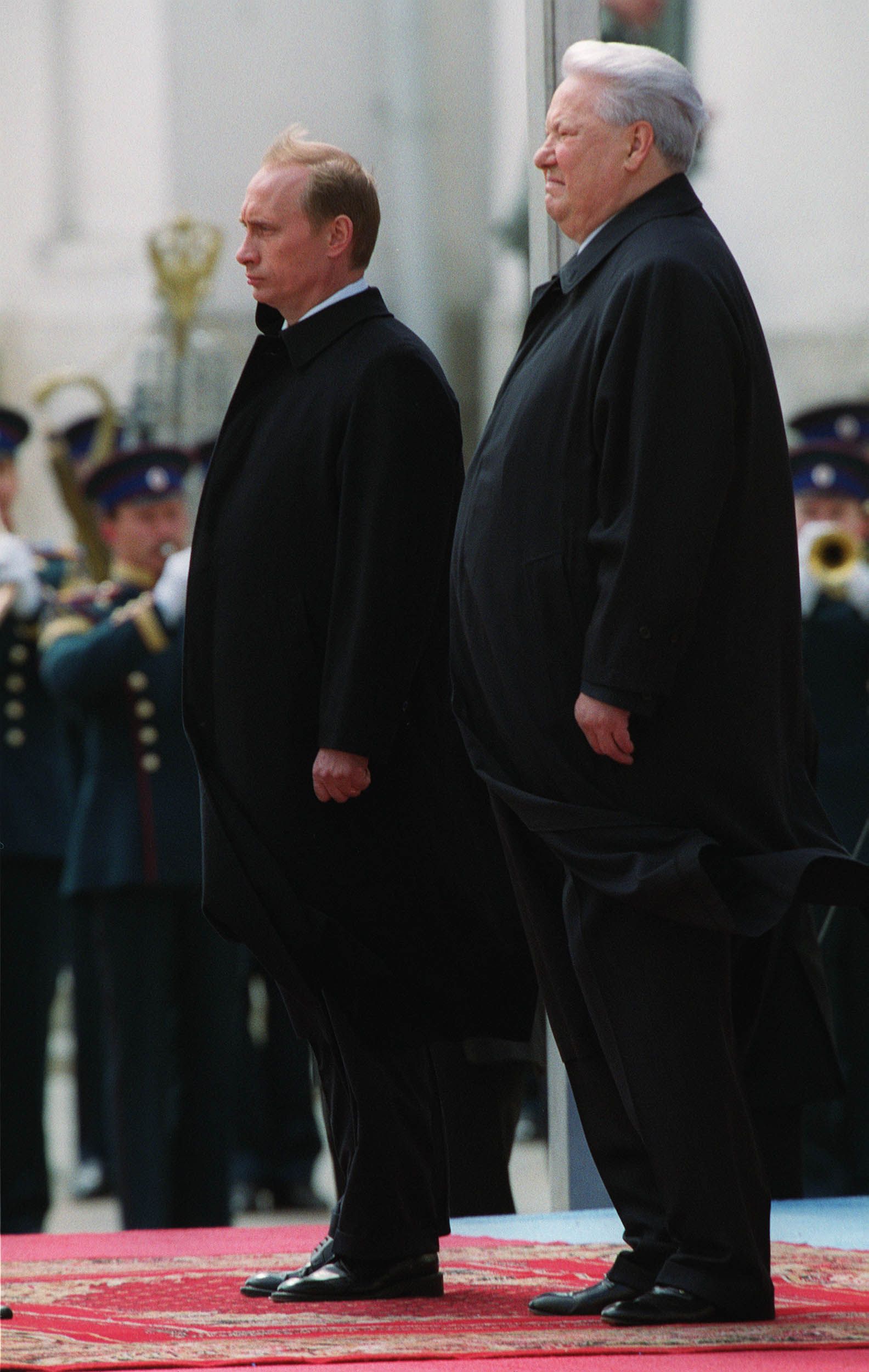 7 май 2000 г. - Владимир Путин и Борис Елцин присъстват на церемония по полагане на венец в гроба на Незнайния воин. По-рано през деня Путин положи клетва, като стана вторият демократично избран президент на Русия. 