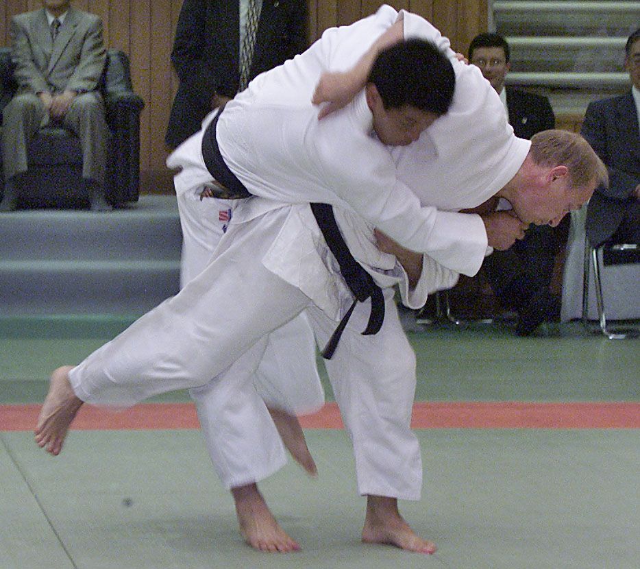 5 септември 2000 г. - Владимир Путин хвърля японски майстор по джудо по време на учение в Кодокан в Токио. 