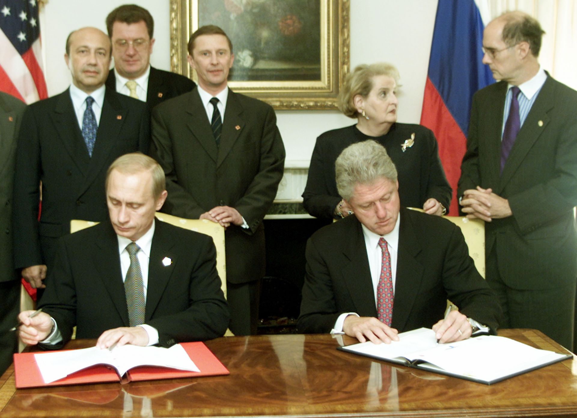 Септември 2000 г. - Президентите на САЩ и Русия - Бил Клинтън и Владимир Путин, подписват Инициативата за сътрудничество за стратегическа стабилност в Ню Йорк.