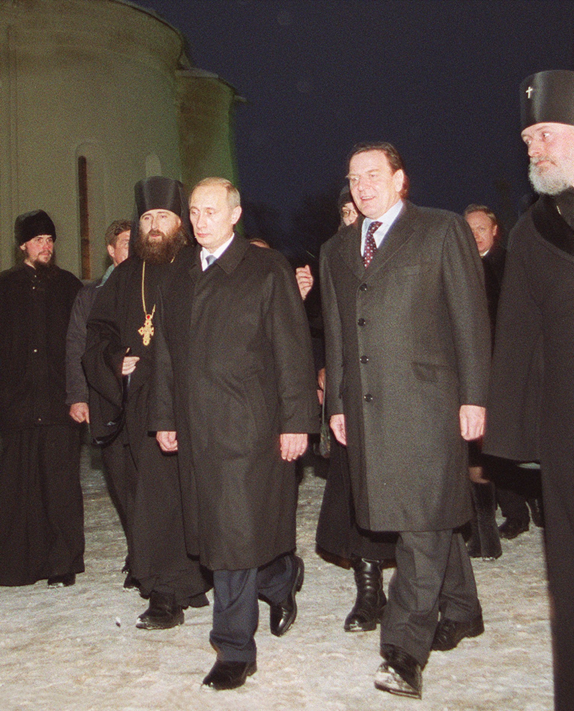 7 януари 2001 г. - Руският президент Владимир Путин и германският канцлер Герхард Шрьодер посещават руски православен манастир от 14 век в Сергиев Посад, на 70 км северно от Москва.
