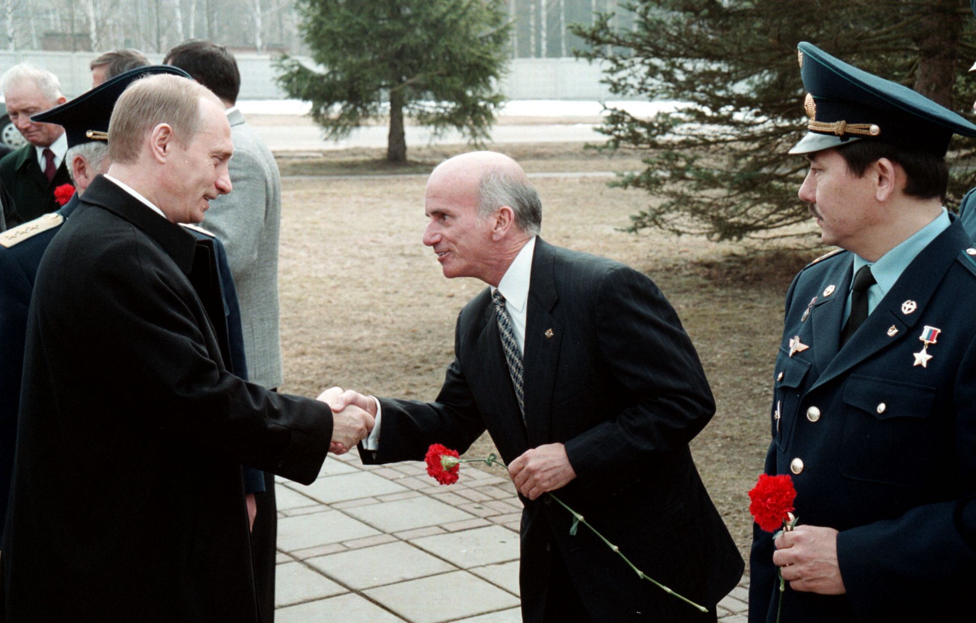 12 април 2001 г. - Владимир Путин поздравява бизнесмена Денис Тито. Русия даде зелена светлина на калифорнийския милионер да стане първият турист в космоса, въпреки че НАСА изрази резерви.