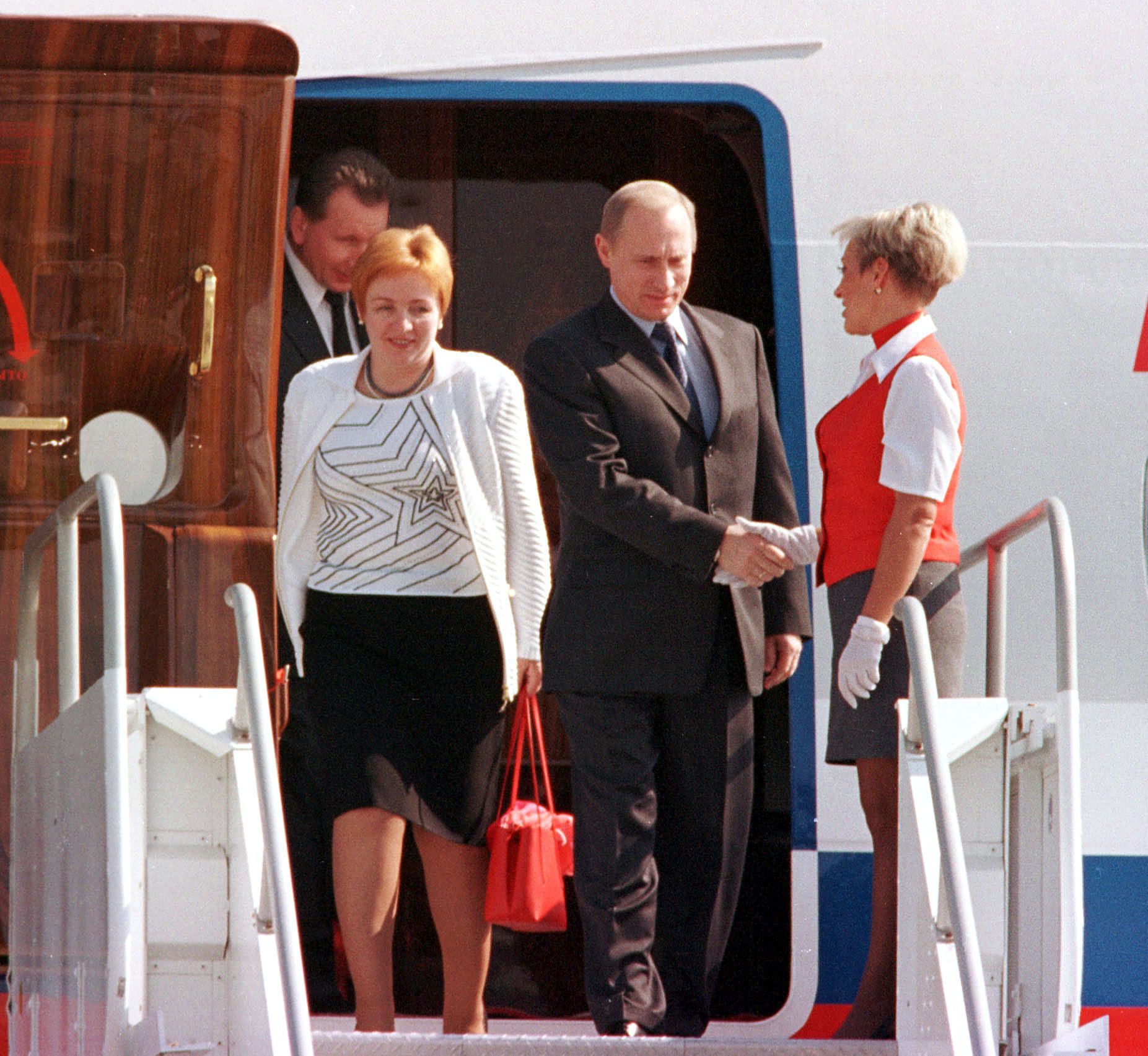 14 ноември 2001 г. - Владимир Путин пристига със съпругата си Людмила в Хюстън, Тексас за преговори с американския държавен глава Джордж Уокър Буш.