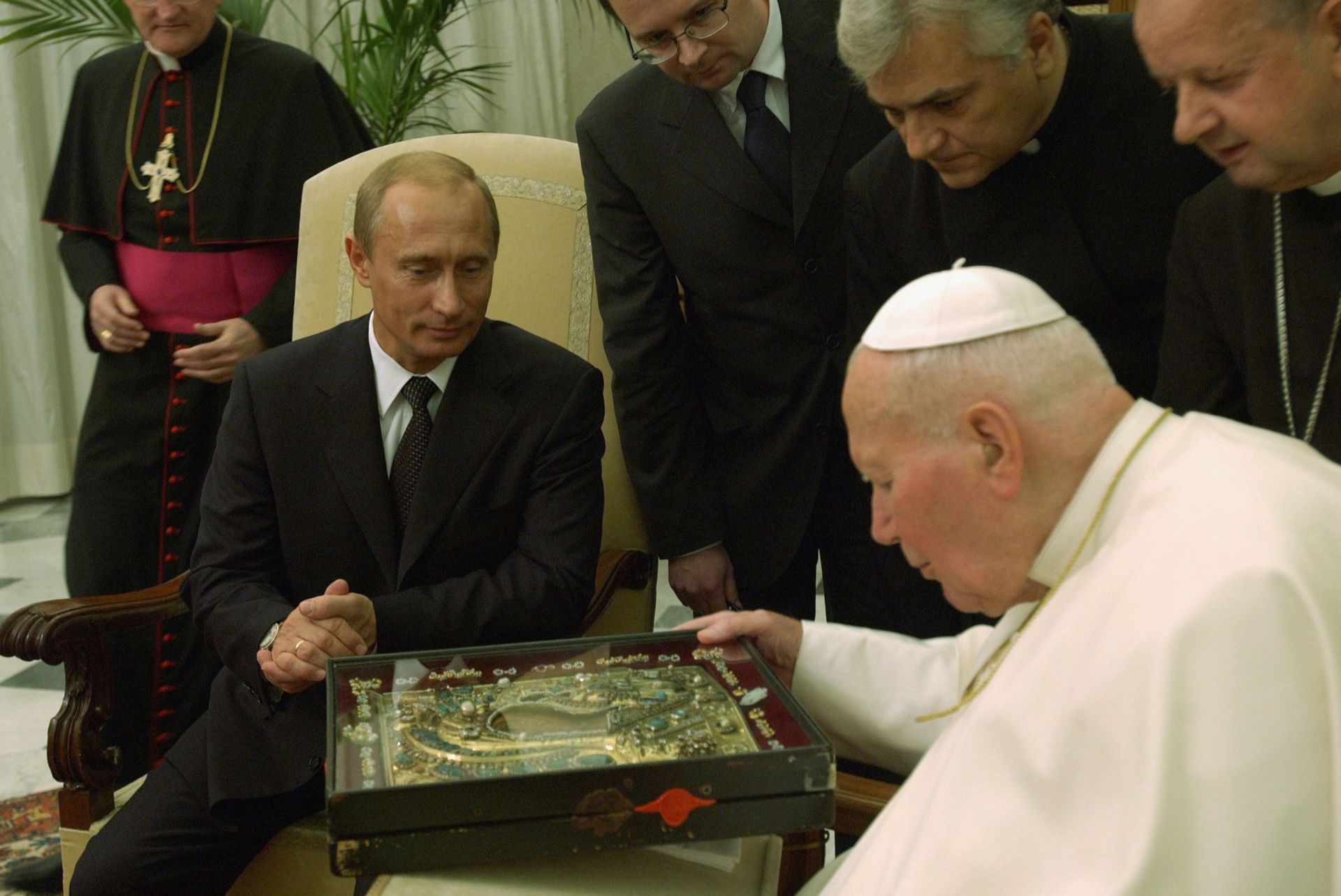 5 ноември 2003 г. - Папа Йоан Павел II показва религиозна икона на Владимир Путин по време на срещата им във Ватикана. Иконата, известна като Божията майка на Казан, е много почитана от руските поклонници. Папата обяви, че подобряването на отношенията между Ватикана и Руската православна църква е приоритет.