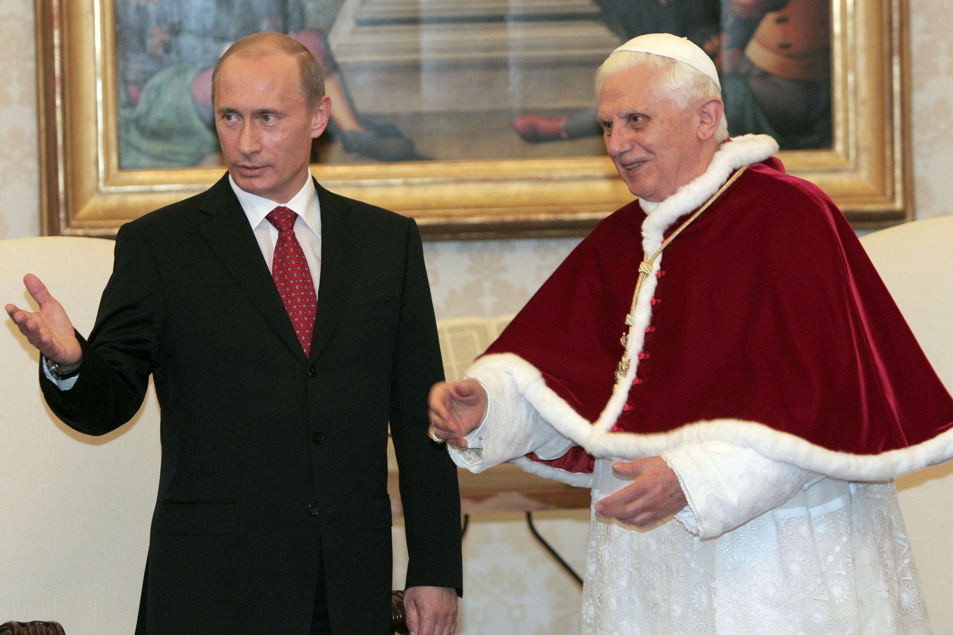 13 март 2007 г. - Папа Бенедикт XVI се среща с Владимир Путин в частната си библиотека във Ватикана.