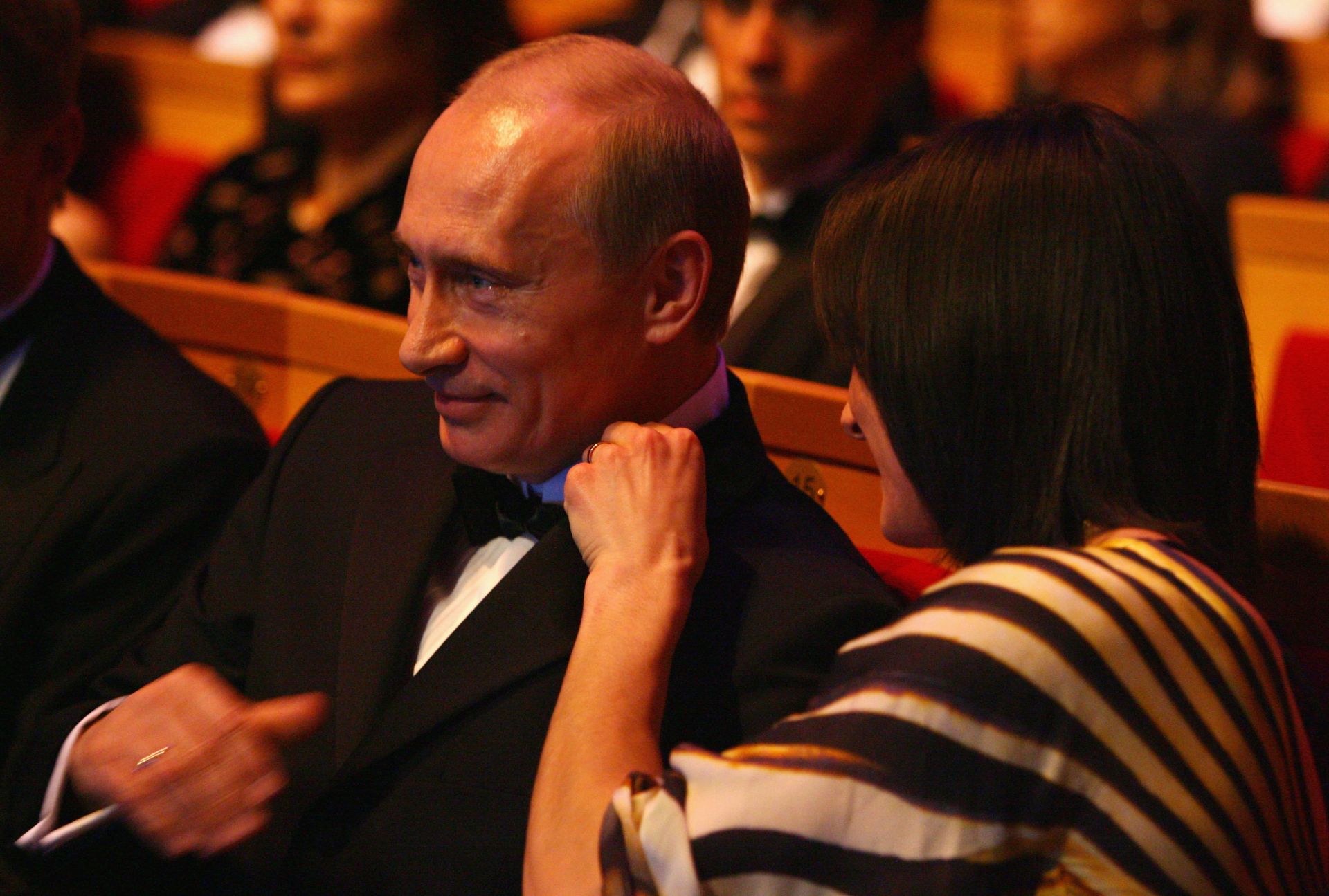 18 февруари 2008 г. - Елена Исинбаева коригира яката на Владимир Путин по време на световните спортни награди "Лауреус" в Концертната зала "Марински' в Санкт Петербург, Русия.