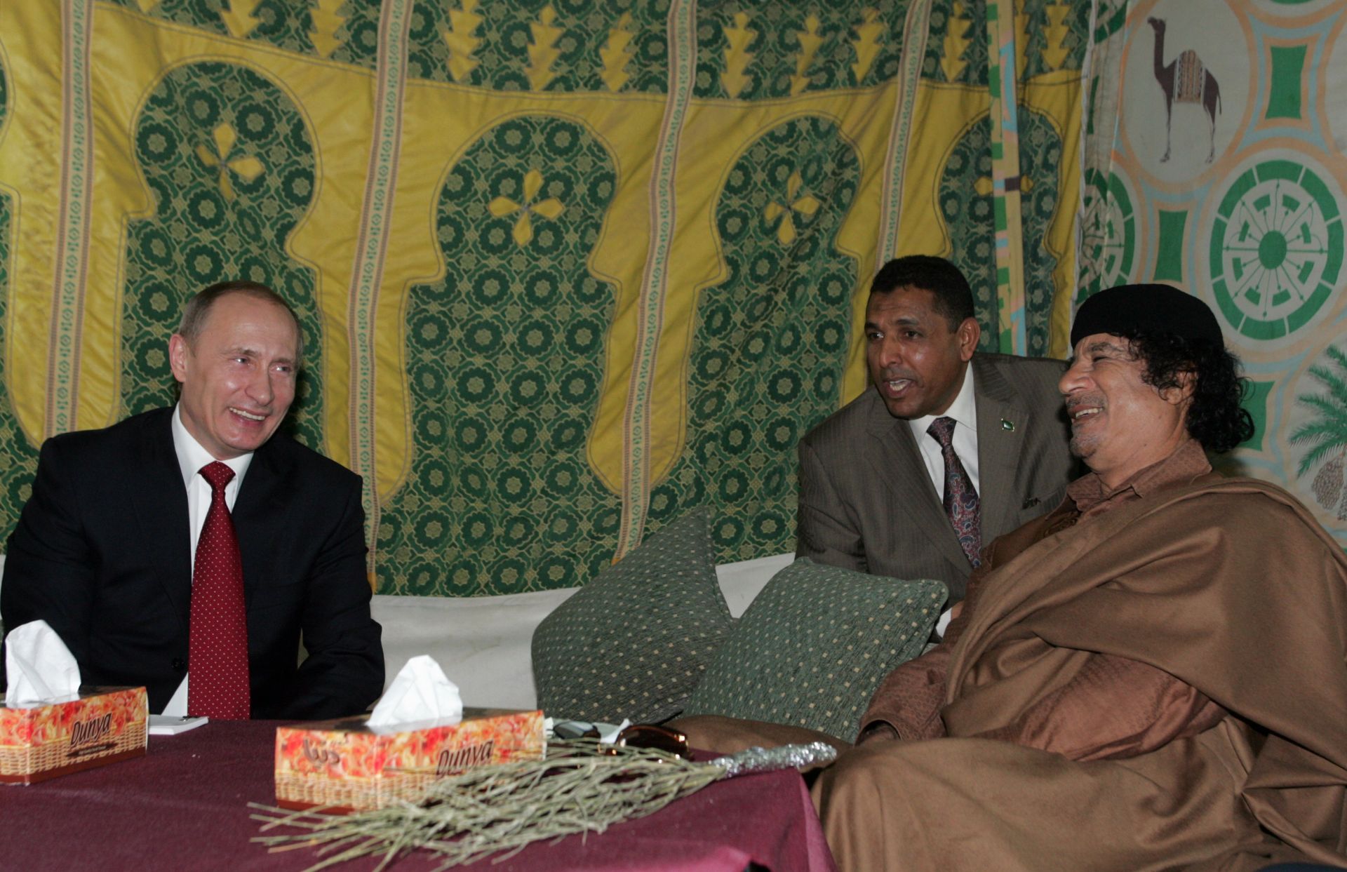 16 април 2008 г. - Владимир Путин се среща с либийския лидер Муамар Кадафи в Триполи, Либия.