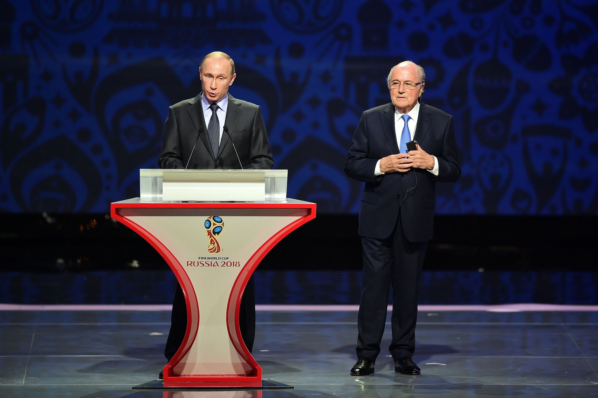 25 юли 2015 г. - Владимир Путин говори в присъствието на президента на ФИФА Сеп Блатер по време на предварителния жребий за Световното първенство по футбол през 2018 г. в Русия в двореца Константин в Санкт Петербург.