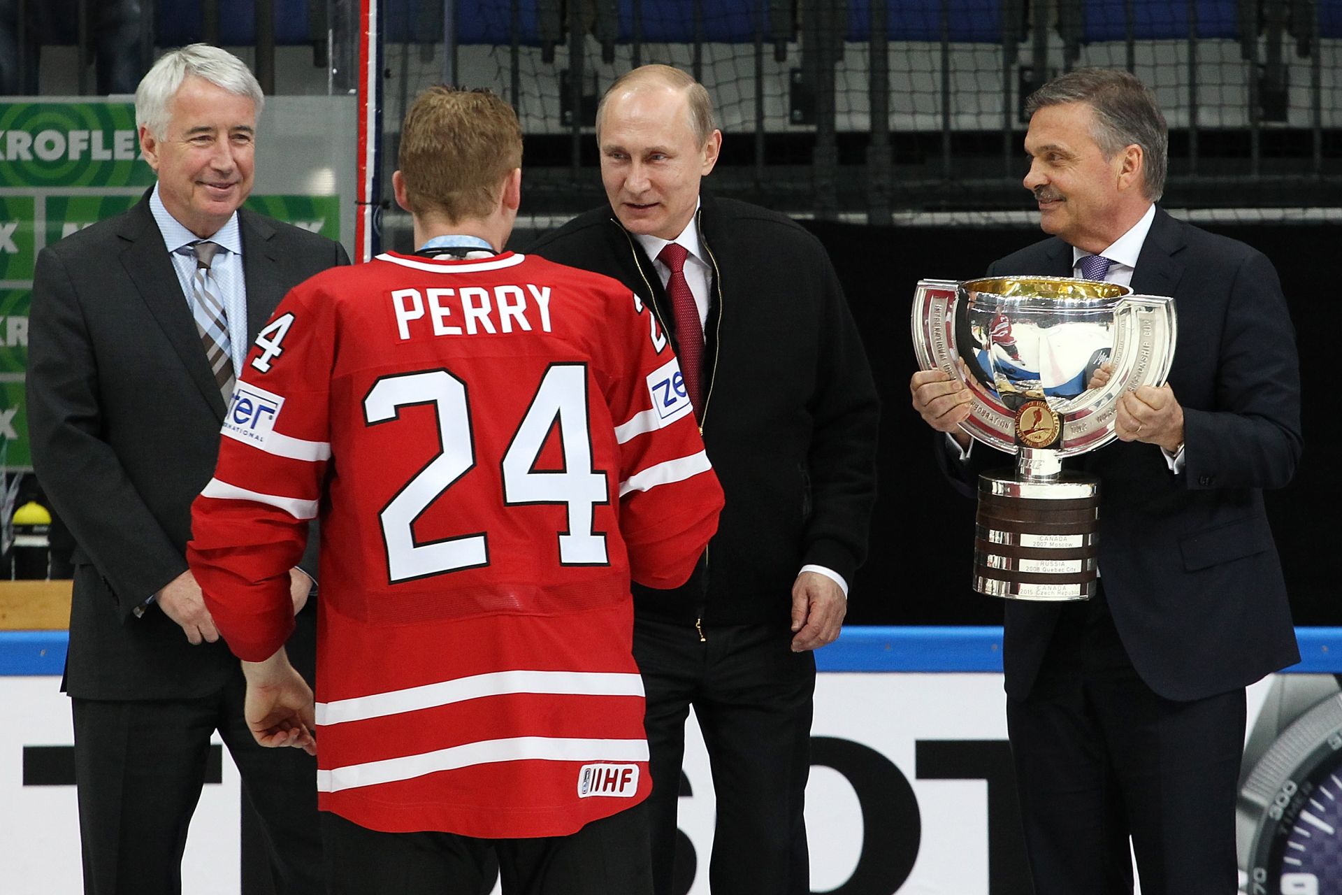 22 май 2016 г. - Владимир Путин поздравява Кори Пери от Канада за победата по време в мача за златото на Световния шампионат в Ледения дворец в Москва. Канада надви Финландия с 2:0.