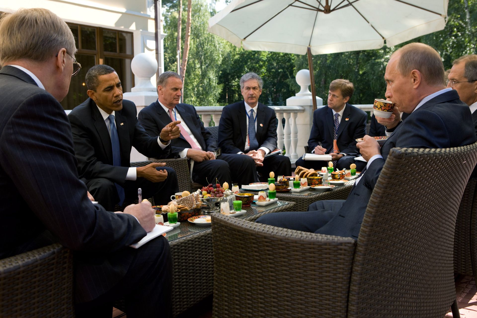 7 юли 2009 г. Aмериканският президент Барак Обама и членовете на американската делегация, генералният съветник по националната сигурност Джим Джоунс, заместник-секретарят по политическите въпроси Бил Бърнс и старши директорът по руските въпроси Майк Макфол се срещат с премиера Владимир Путин на дачата му в Москва, Русия.