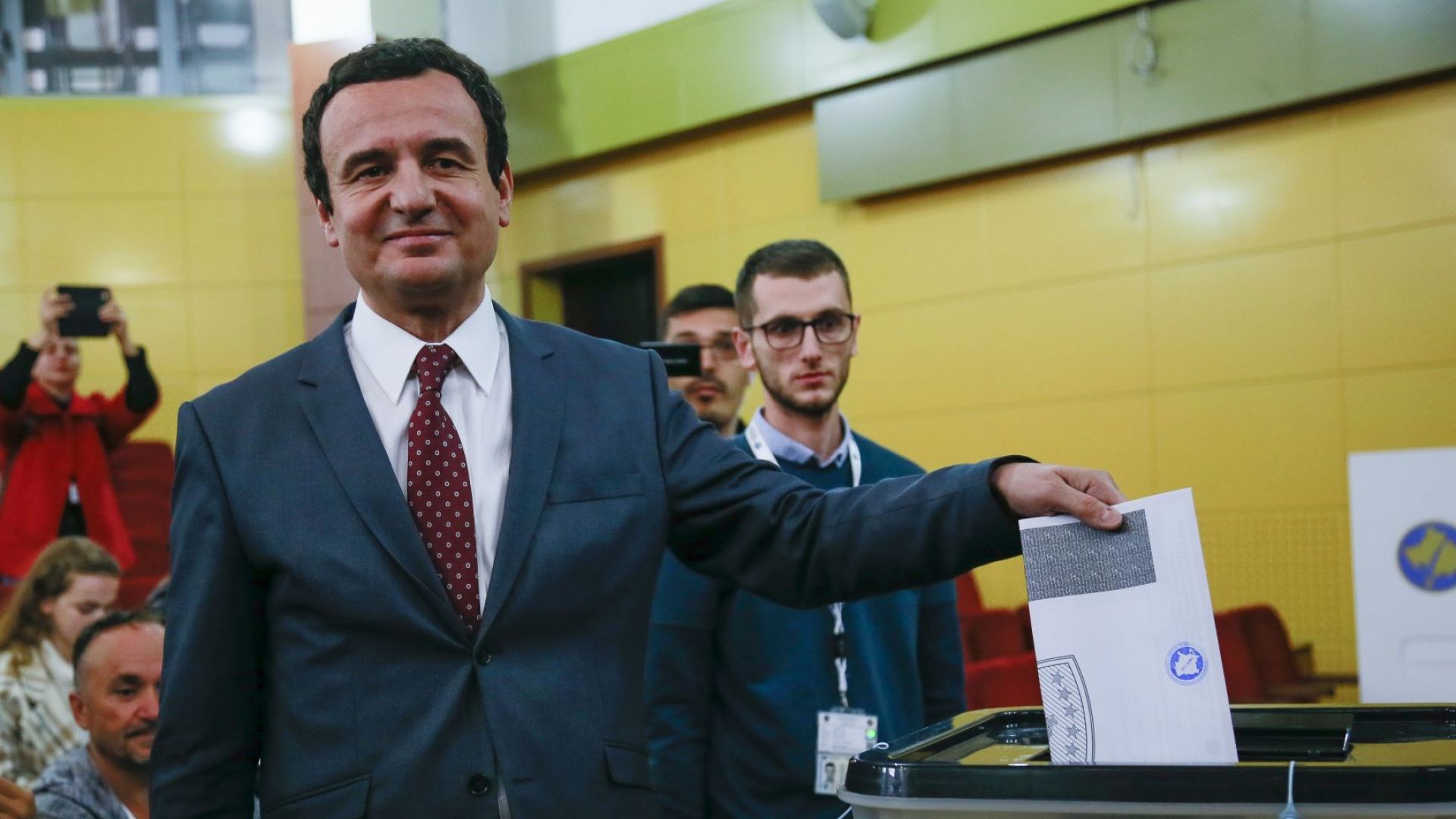 Две опозиционни партии в Косово се състезават за победата