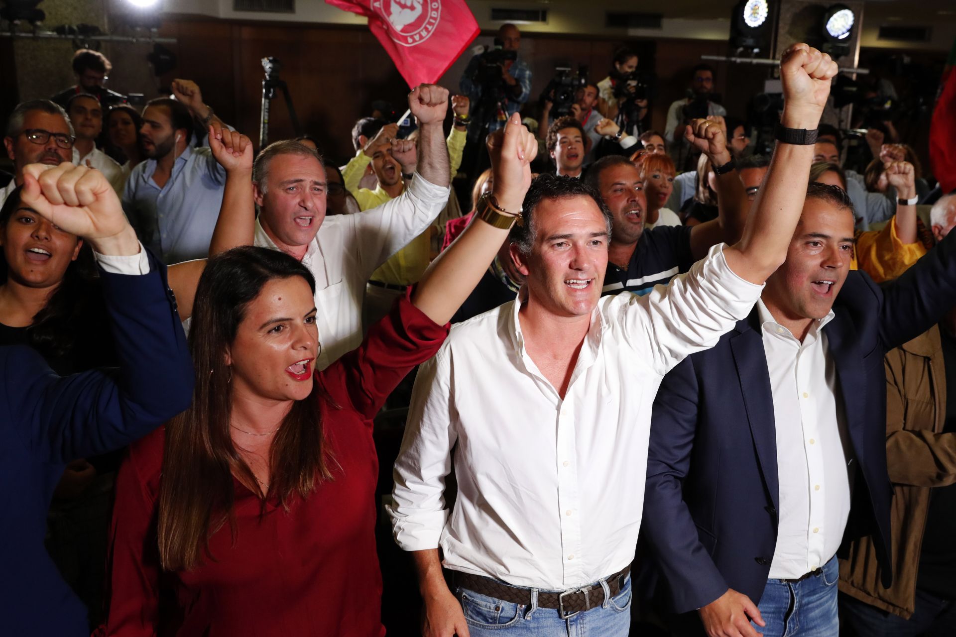 Привържениците на португалския министър-председател и лидера на Социалистическата партия Антонио Коста реагират след обявяването на първите резултати от изборите в Лисабон