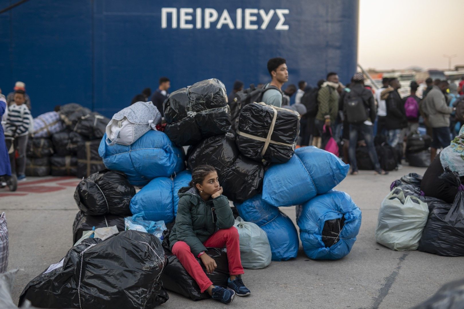 Мигранти и бежанци и техния багаж, току-що пристигнали с ферибот на пристанището в Пирея от остров Лесбос
