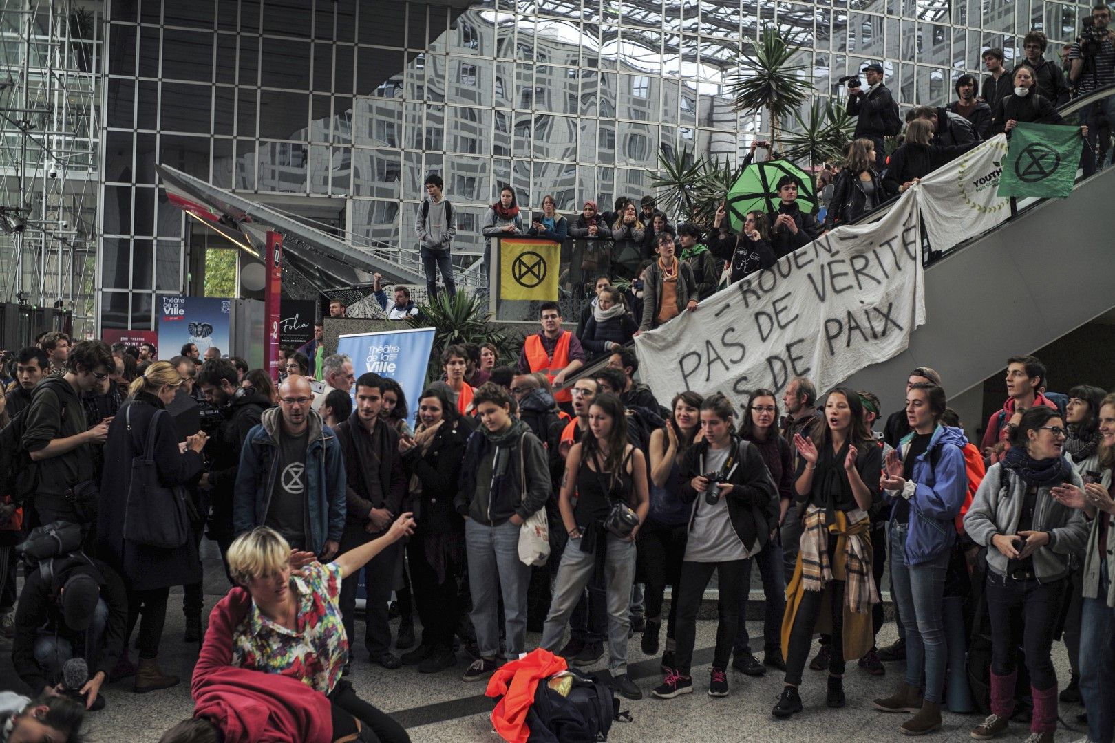 Движението *"Бунт срещу унищожението" протестира в Париж, в търговски център на площад "Италия", 5 октомври