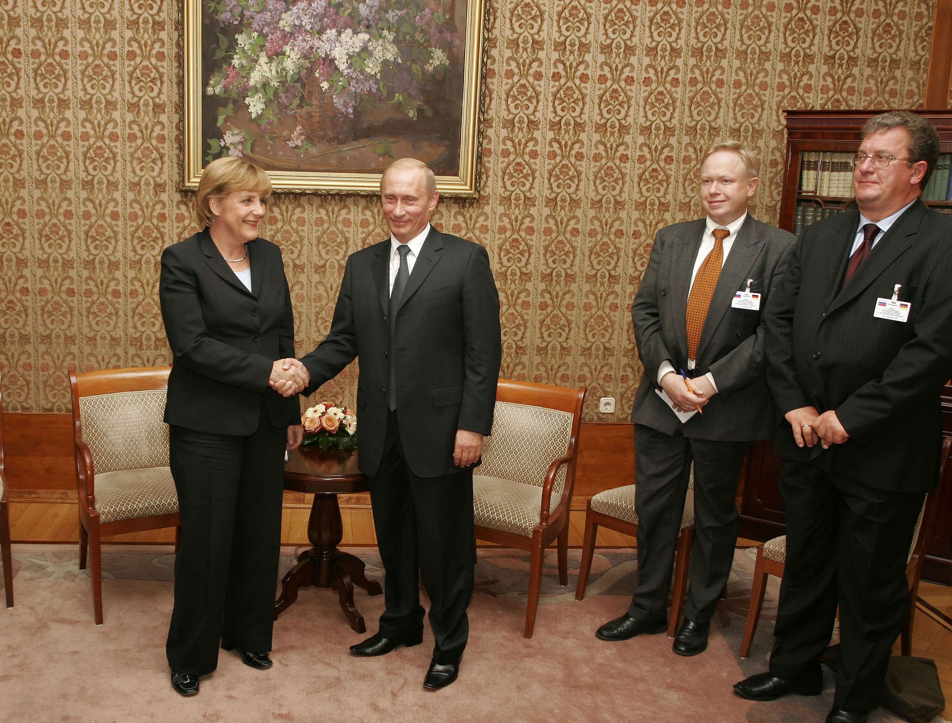 8 септември 2005 г. - Лидерът на германския Християндемократически съюз (ХДС) Ангела Меркел се ръкува с Владимир Путин по време на срещата им в Берлин. 