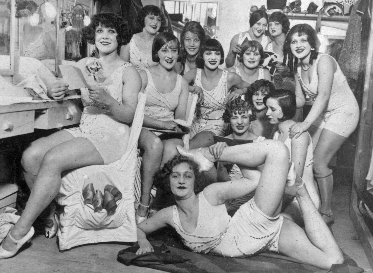 Танцьорки се готвят за шоу в "Мулен руж" 1924