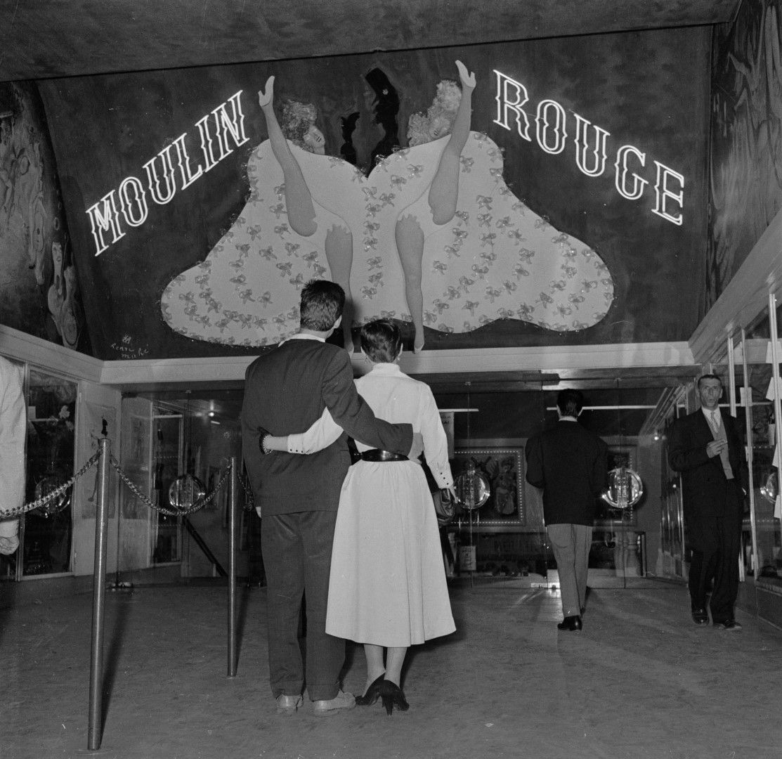 Двойка отива на представление в "Мулен руж" - около 1950