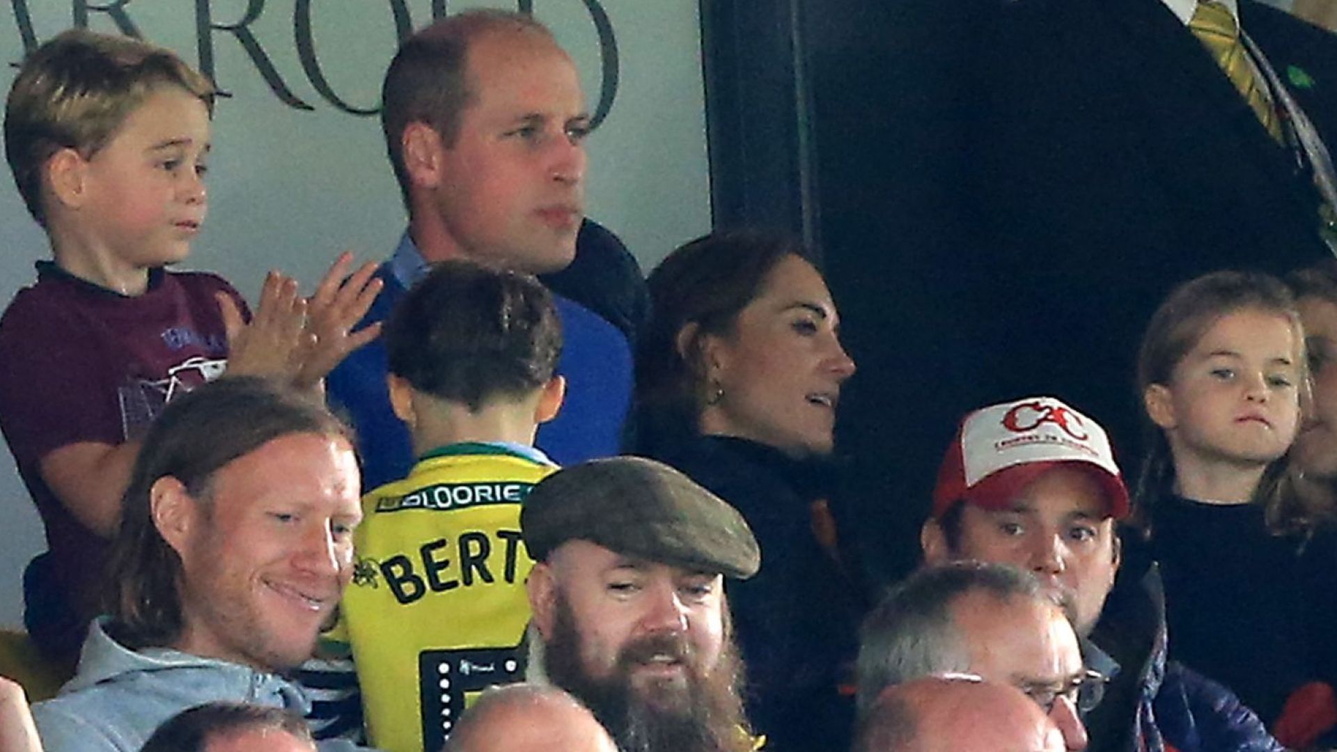 Принц Джордж в еуфория на футболен мач с родителите си