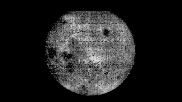 Преди 60 години СССР прави първата снимка на обратната страна на Луната