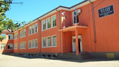 Паника в Сливен: родителите извадиха стотици деца от две училища
