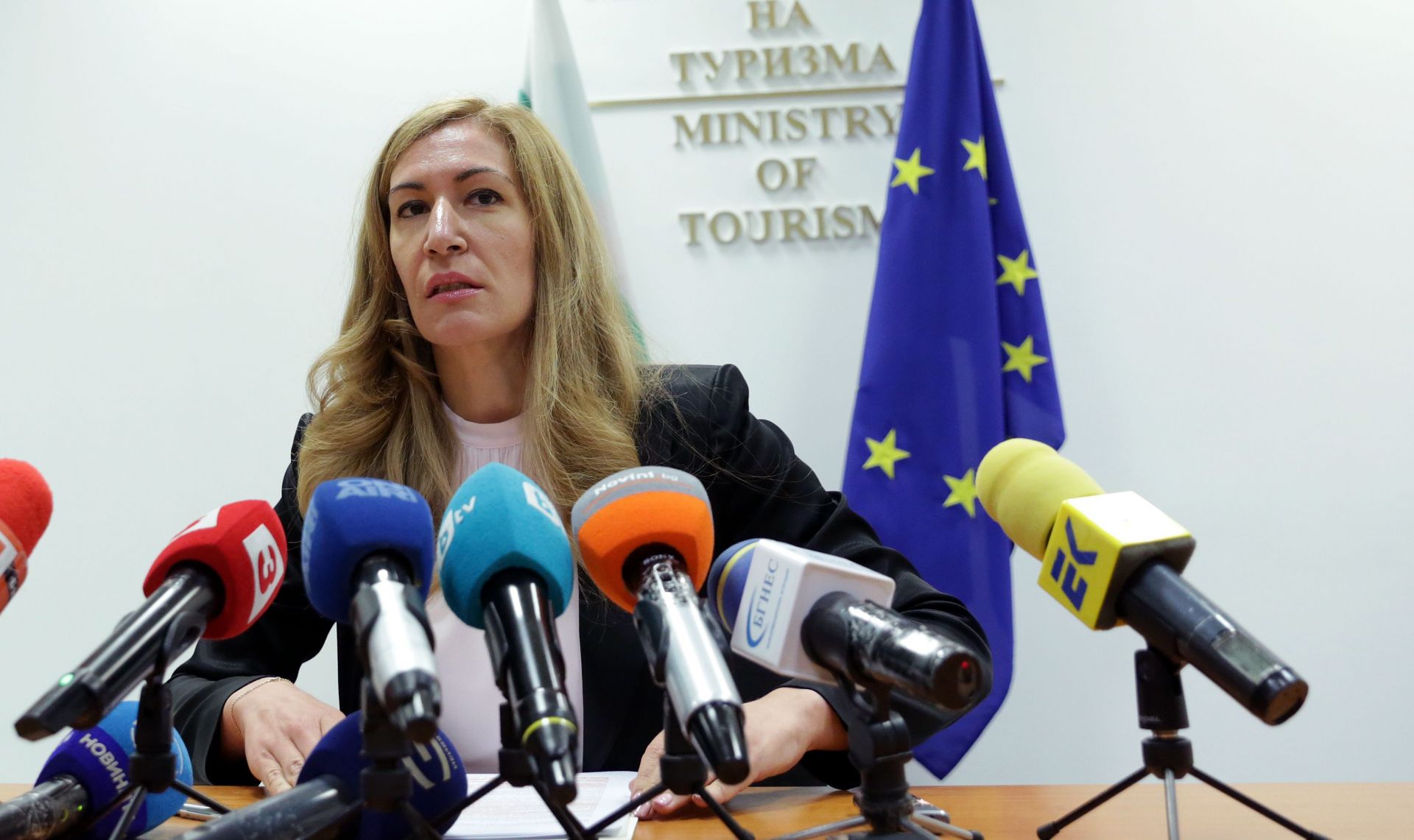 Обсъждат законодателни мерки, с които да бъде компенсиран туристическият бранш, каза министър Ангелкова