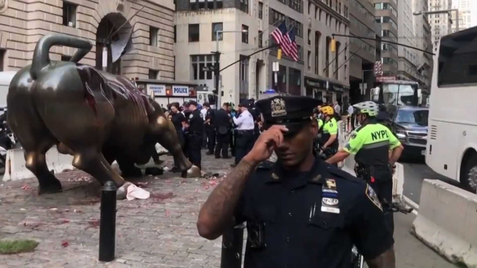 Протестиращи екоактивисти заляха с червена боя прочутата статуя на бик