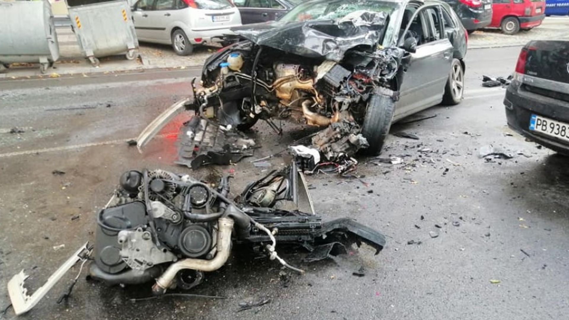 Кола се заби в автобус, друг шофьор помете 6 коли в Пловдив (снимки)