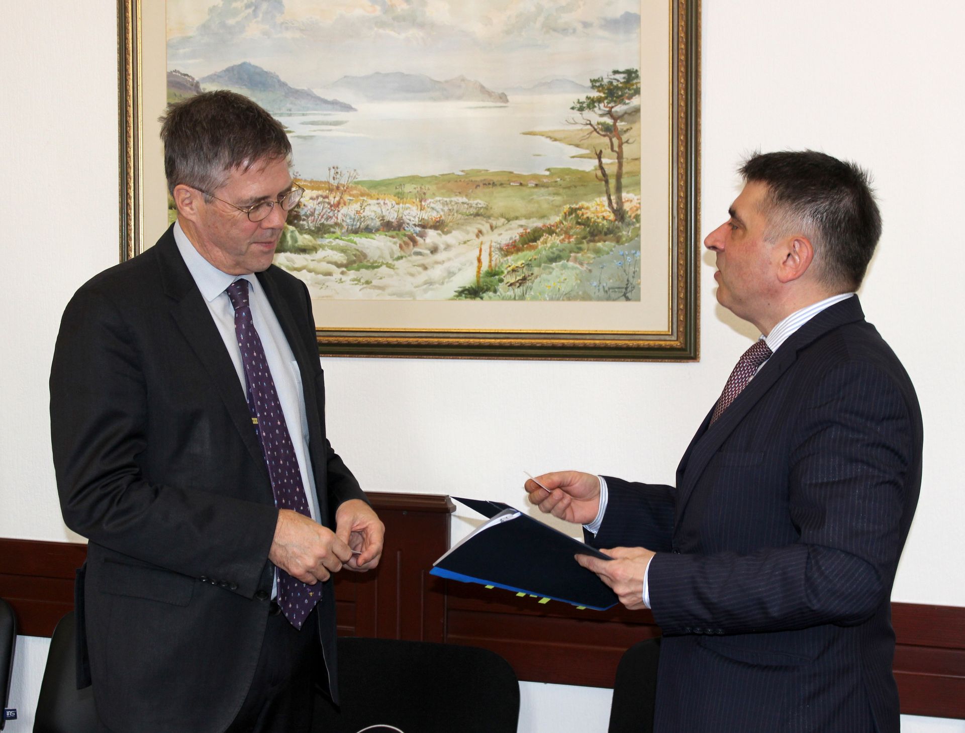 Временно управляващият посолството на Австралия в Атина Джон Филп (вляво) и министърът на правосъдието Данаил Кирилов