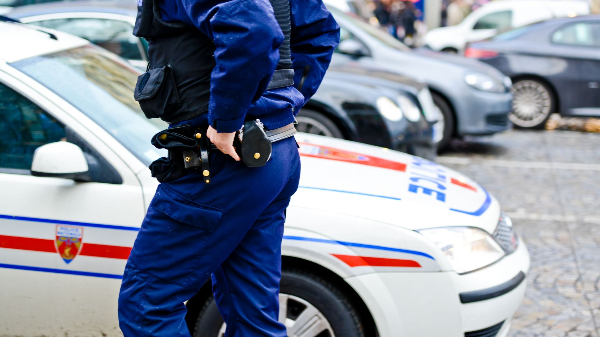 Френски полицаи застреляха нападател с нож край Париж