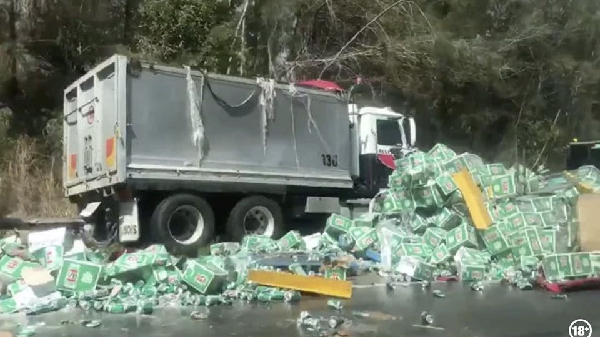 Камион с бира катастрофира на магистрала в Австралия стотици каси