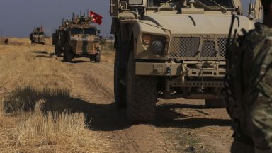 "Атаката е неминуема": Турция насочи гаубиците към Сирия
