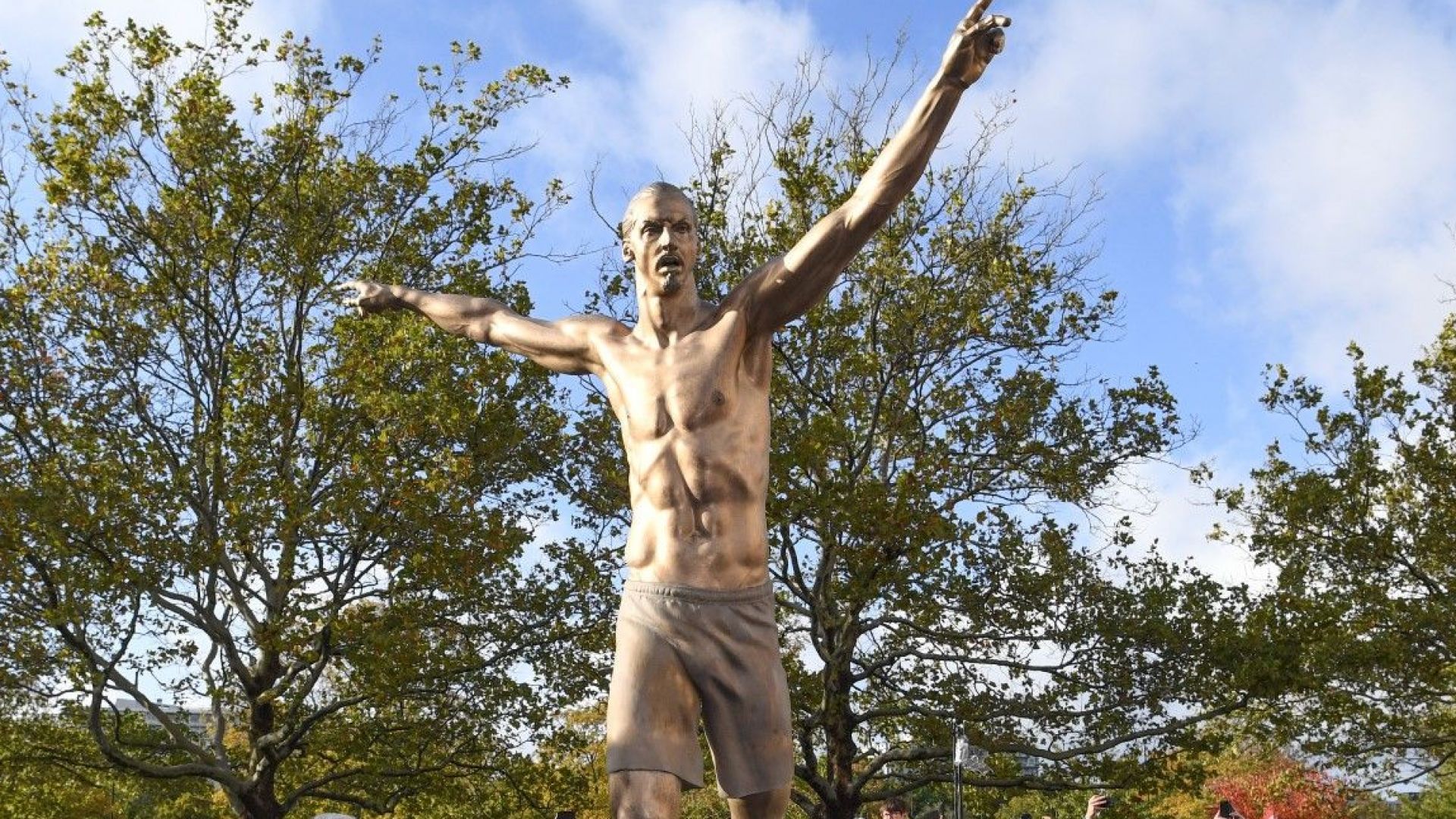 Поругаха статуята на Златан пред стадиона на родния му клуб