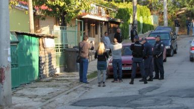 Жестоко убийство в Русе, млад мъж е намушкан 7 пъти в гръб пред дома си 