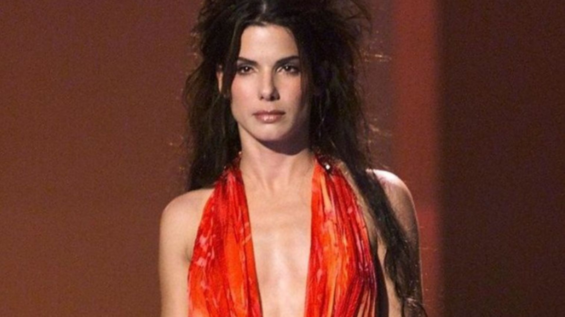 Сандра Бълок облече култовата рокля на Versace година преди Джей Ло