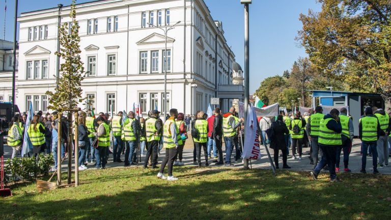 Парламентът удължи с още 3 месеца регистрацията на търговците на горива