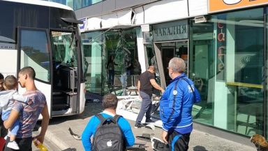 Автобус се заби в столичната автогара Сердика (снимки)