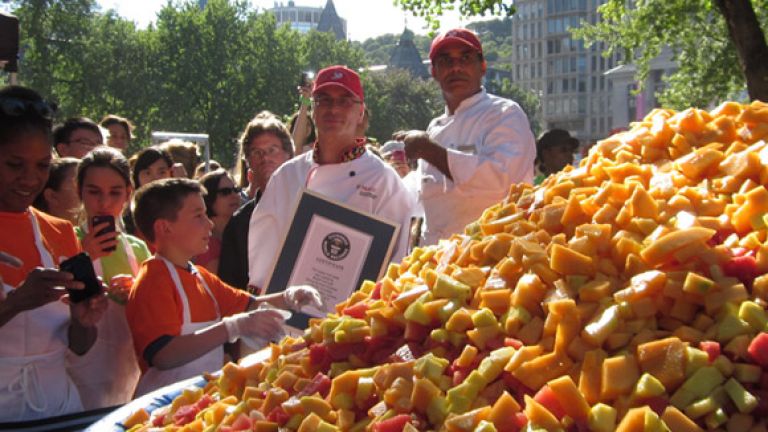 Френски град постави рекорд на Гинес за най-голяма плодова салата