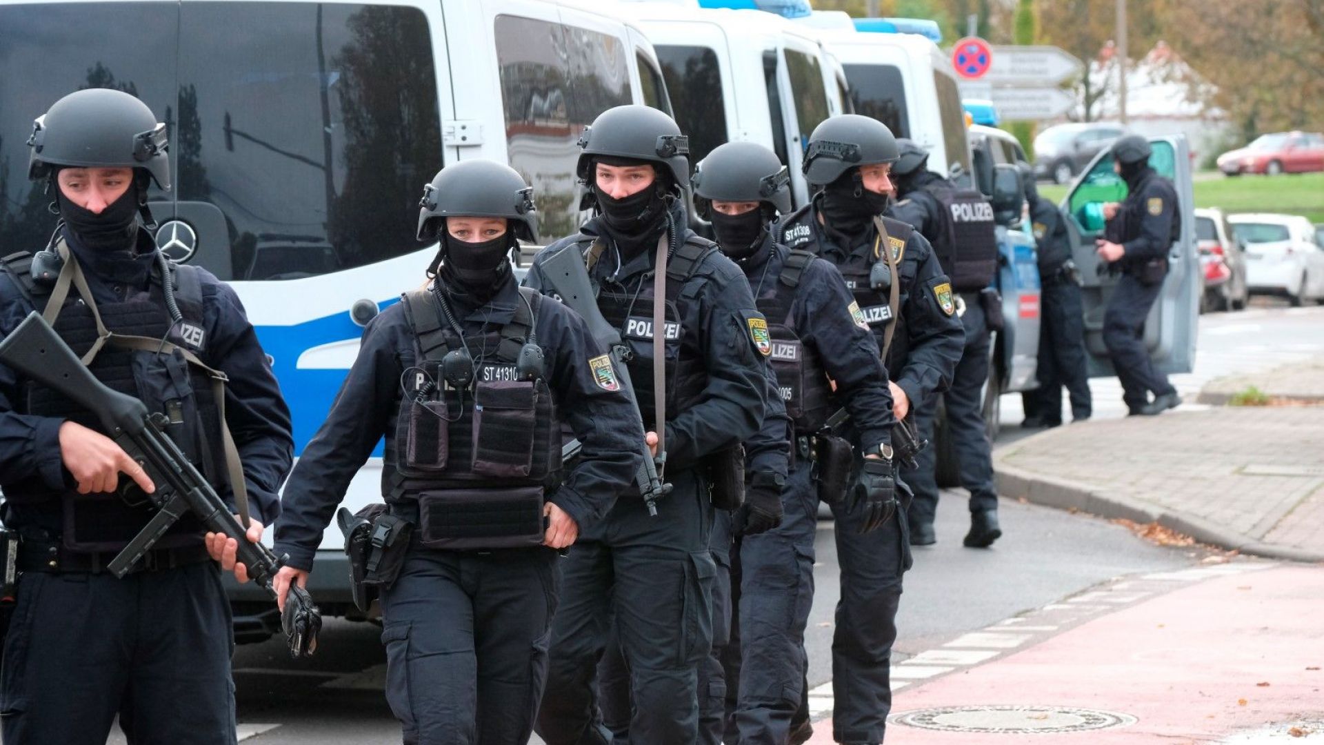 Двама души бяха убити край синагога при стрелба в източния