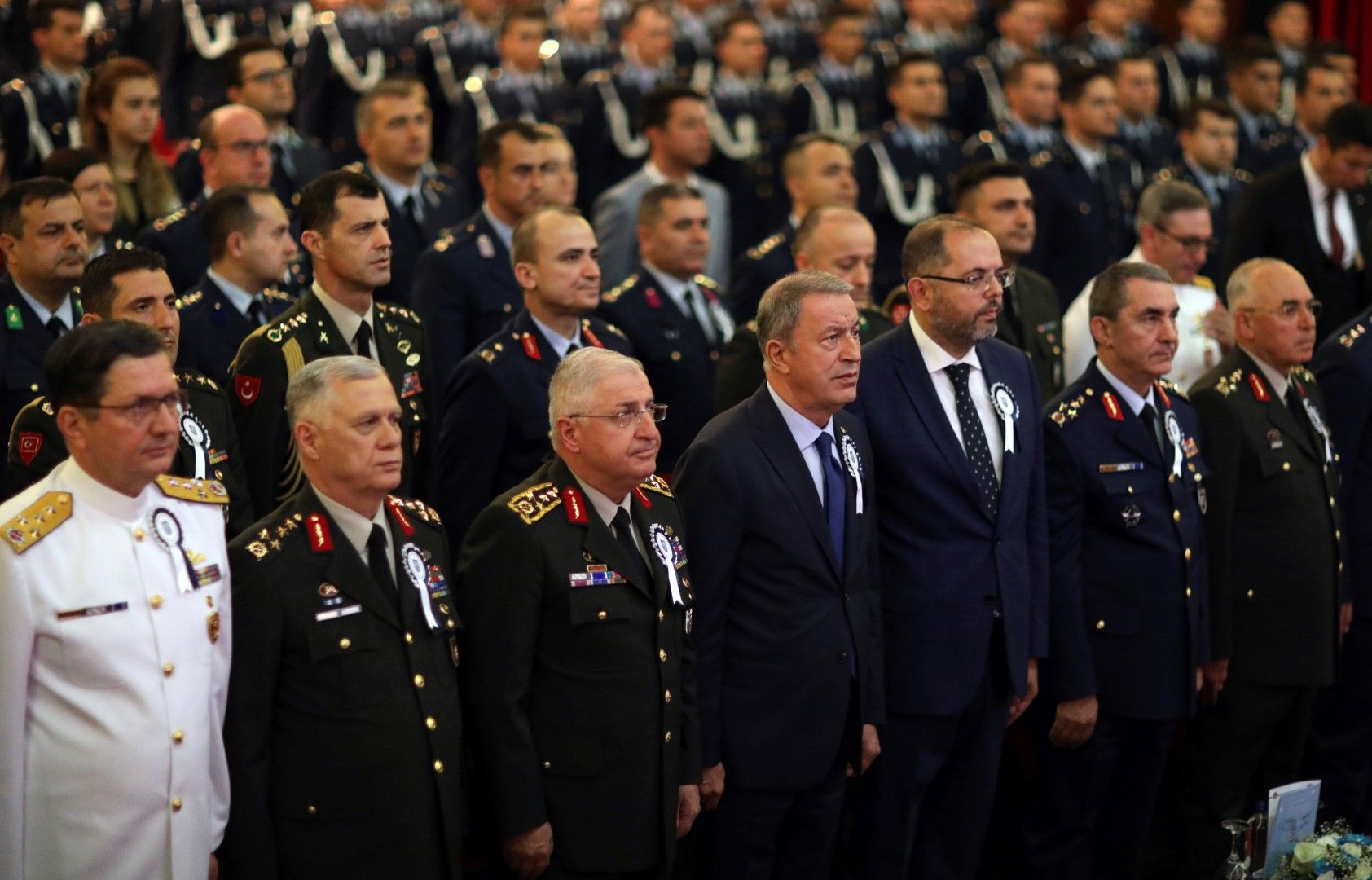 Турските генерали и други висши военни, събрани на 9 октомври. На първия ред в центъра е военният министър на Турция Хулуси Акар