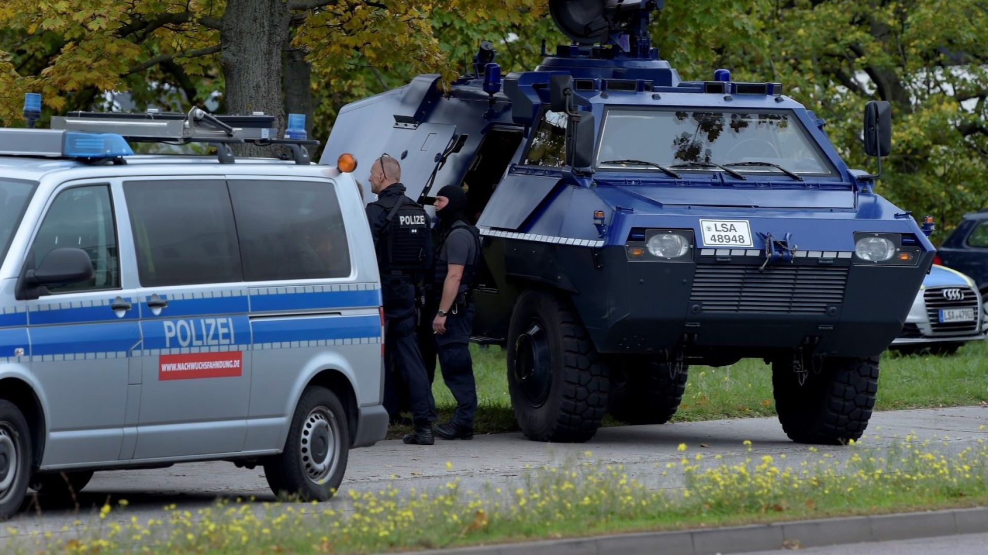 Двама души заподозрени за стрелба край синагогата в източногерманския град