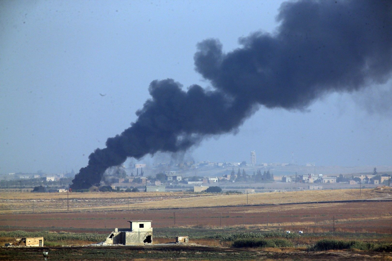Снимка направена от турската страна на пограничните райони със Сирия, малко след началото на въздушните удари по позиции на кюрдите
