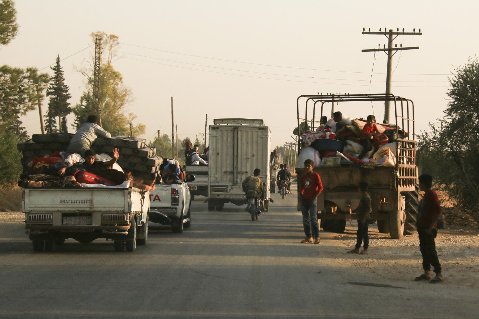 Сирийци бягат след въздушните удари от турски сили в Рас ал Айн, Североизточна Сирия, 9 октомври