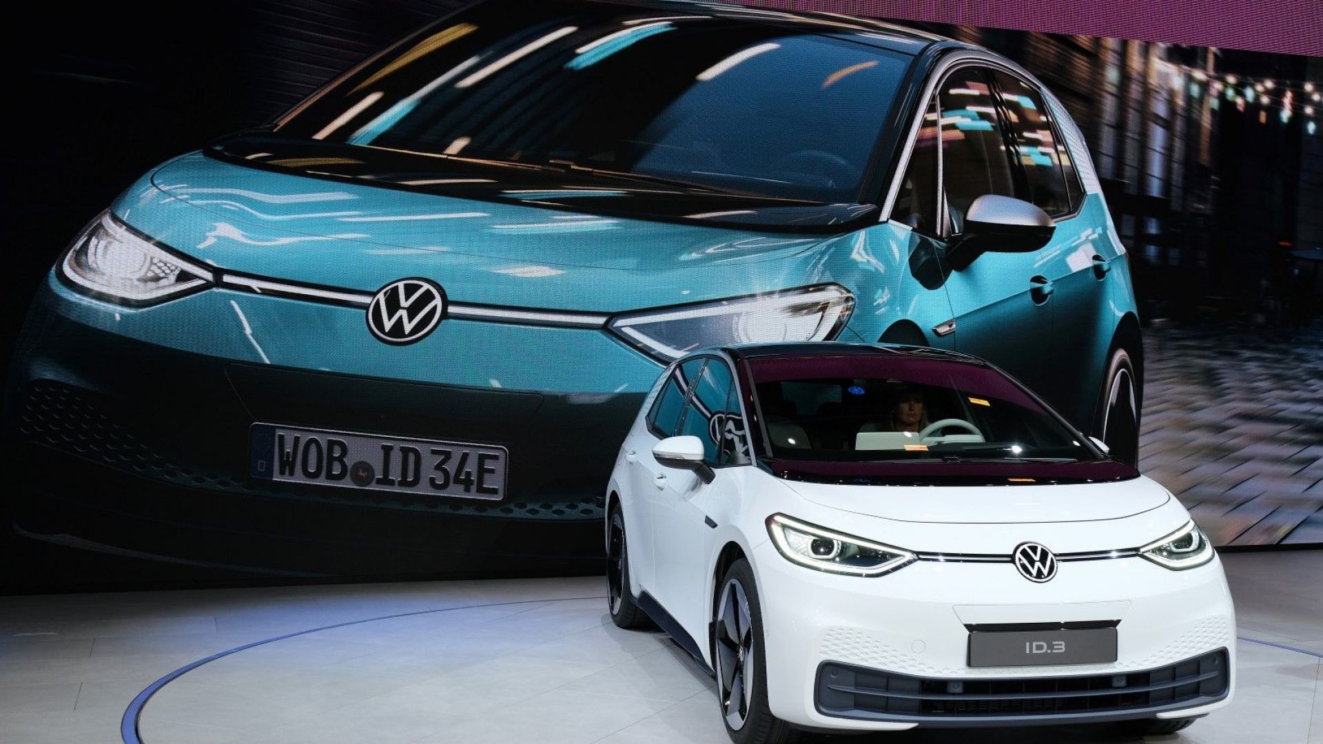 Множат се критиките срещу решението на Фолксваген да строи новия