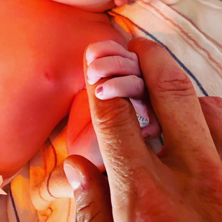 малката Сорша стиска пръста на баща си Ник Картър