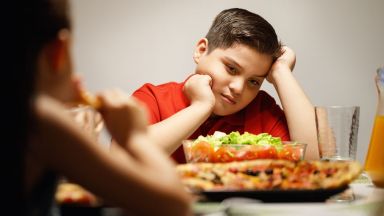 Родителите, които принуждават децата да пазят диета, вредят на здравето им