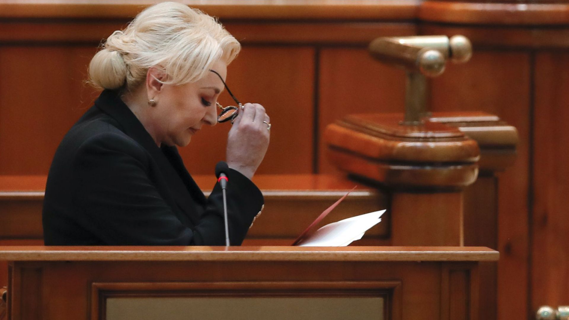 Румънските депутати свалиха днес правителството на Социалдемократическата партия на премиерката