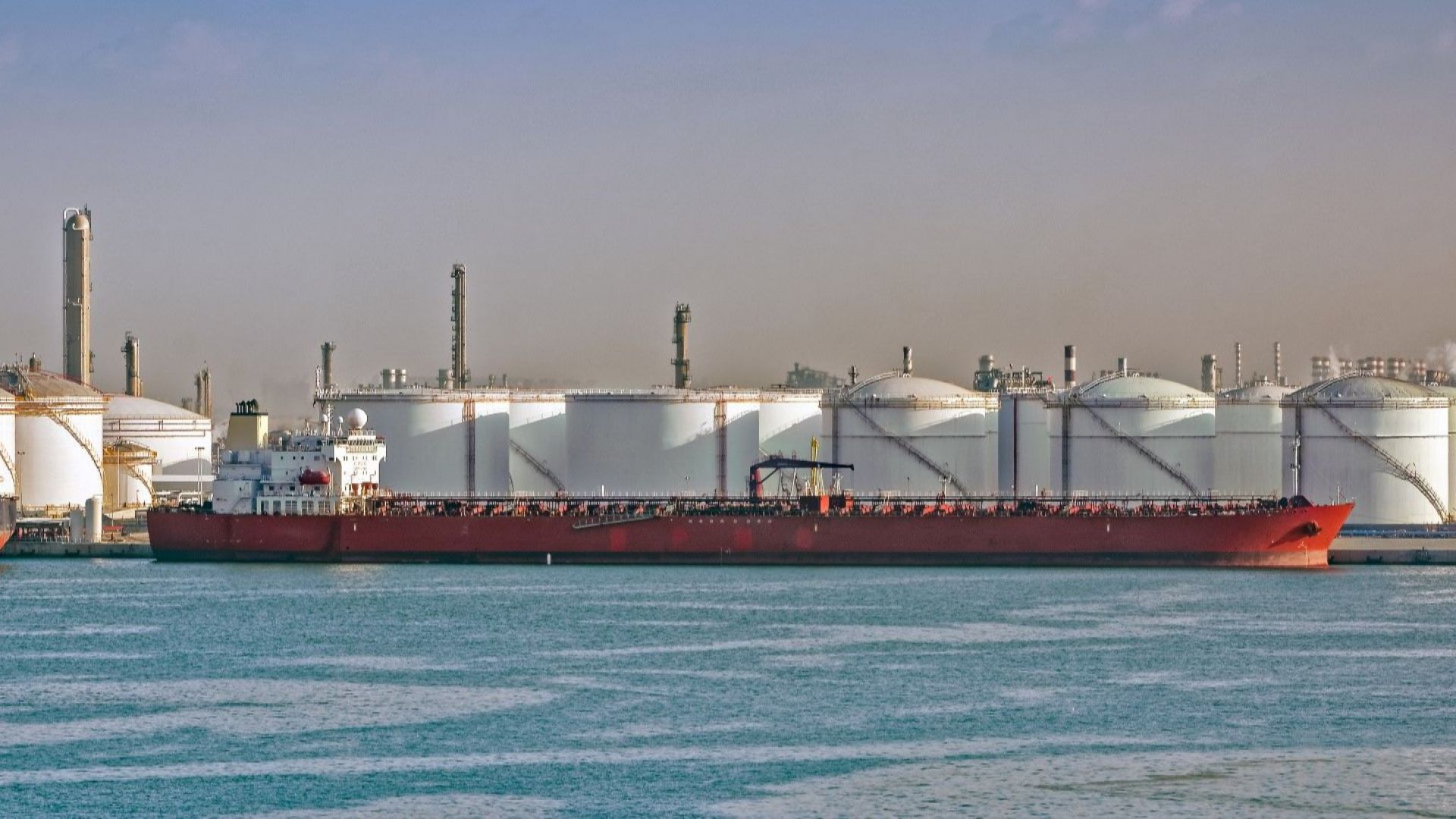 Ирански петролен танкер се подпали след експлозия край саудитското пристанище