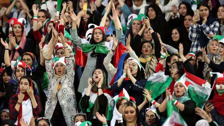 Иран увисна за Мондиала заради отношението към жените, още две страни поискаха преигравания